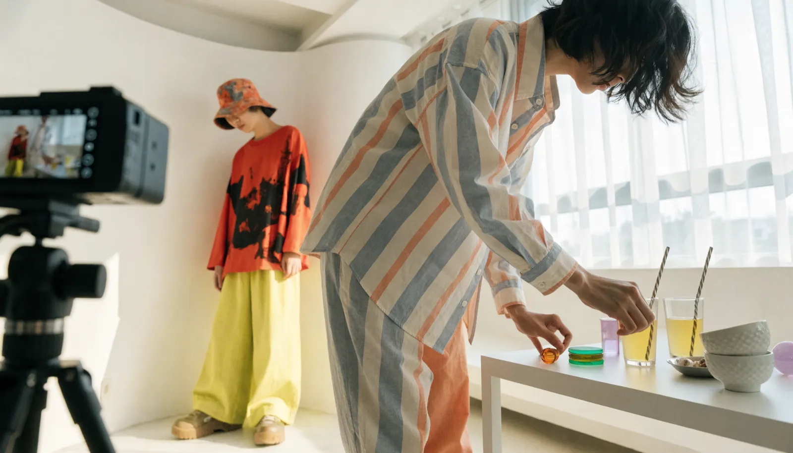 東京のスタジオでInstagram用の写真・動画を撮影する様子