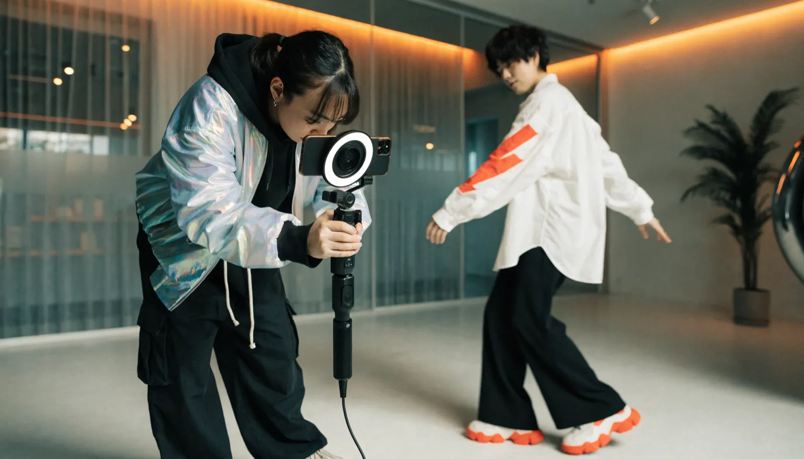 東京のスタジオでTikTok用の縦型動画を撮影する様子